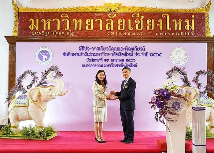 ขอแสดงความยินดีกับรศ.ดร.พรรณวิภา กฤษฎาพงษ์ ประธานบริหาร กลุ่มบริษัทสเปเชี่ยลตี้ (SNPS） เข้ารับรางวัลประกาศเกียรติคุณและเชิดชูเกียรติ นักศึกษาเก่ามหาวิทยาลัยเชียงใหม่ดีเด่น ประจำปี 2565